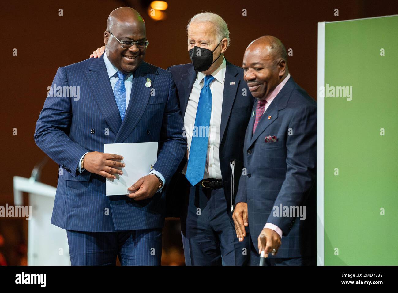 Reportage: Präsident Joe Biden reist mit den anderen Diskussionsteilnehmern Felix Tshisekedi, Präsident der Demokratischen Republik Kongo, links, und Präsident von Gabun Ali Bongo Ondimba Dienstag, 2. November 2021, während der UN COP26 ab Klimakonferenz Stockfoto