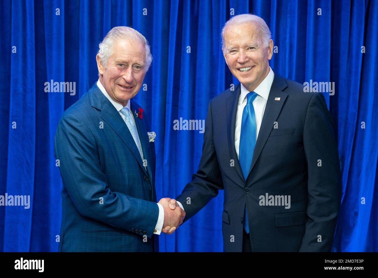 Bericht: Präsident Joe Biden begrüßt Britians Prinz Charles am Dienstag, den 2. November 2021, während der UN COP26 Klimakonferenz auf dem schottischen Event Campus in Glasgow, Schottland Stockfoto