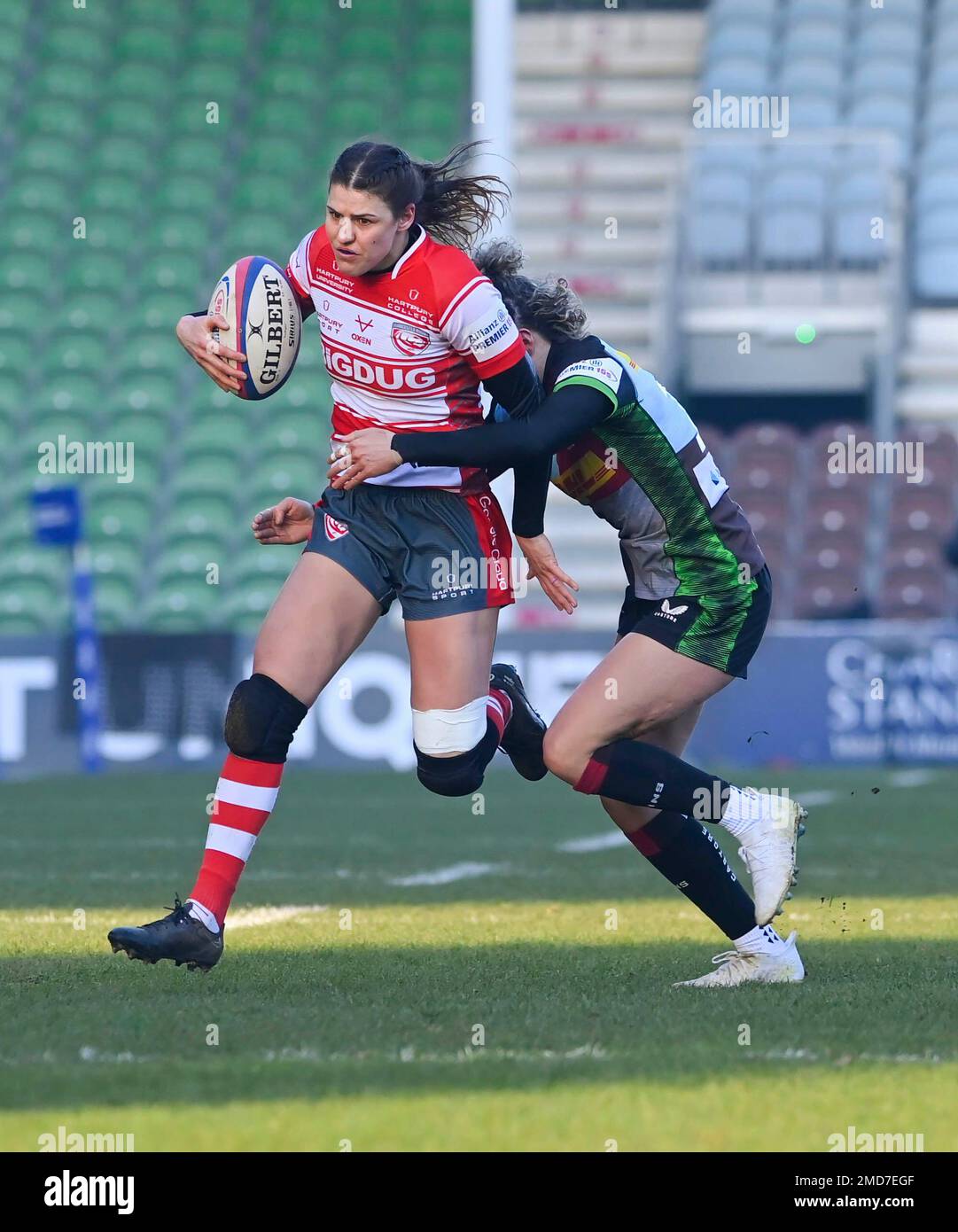 Twickenham Stoop ENGLAND : ELLIE RUGMAN von Gloucester spielt mit dem Ball während des Spiels der Allianz der Frauen, das 22 zwischen Harlequins und Gloucester stattfand - Hartpury , Twickenham Stoop Stadium England,-1-2023 Stockfoto