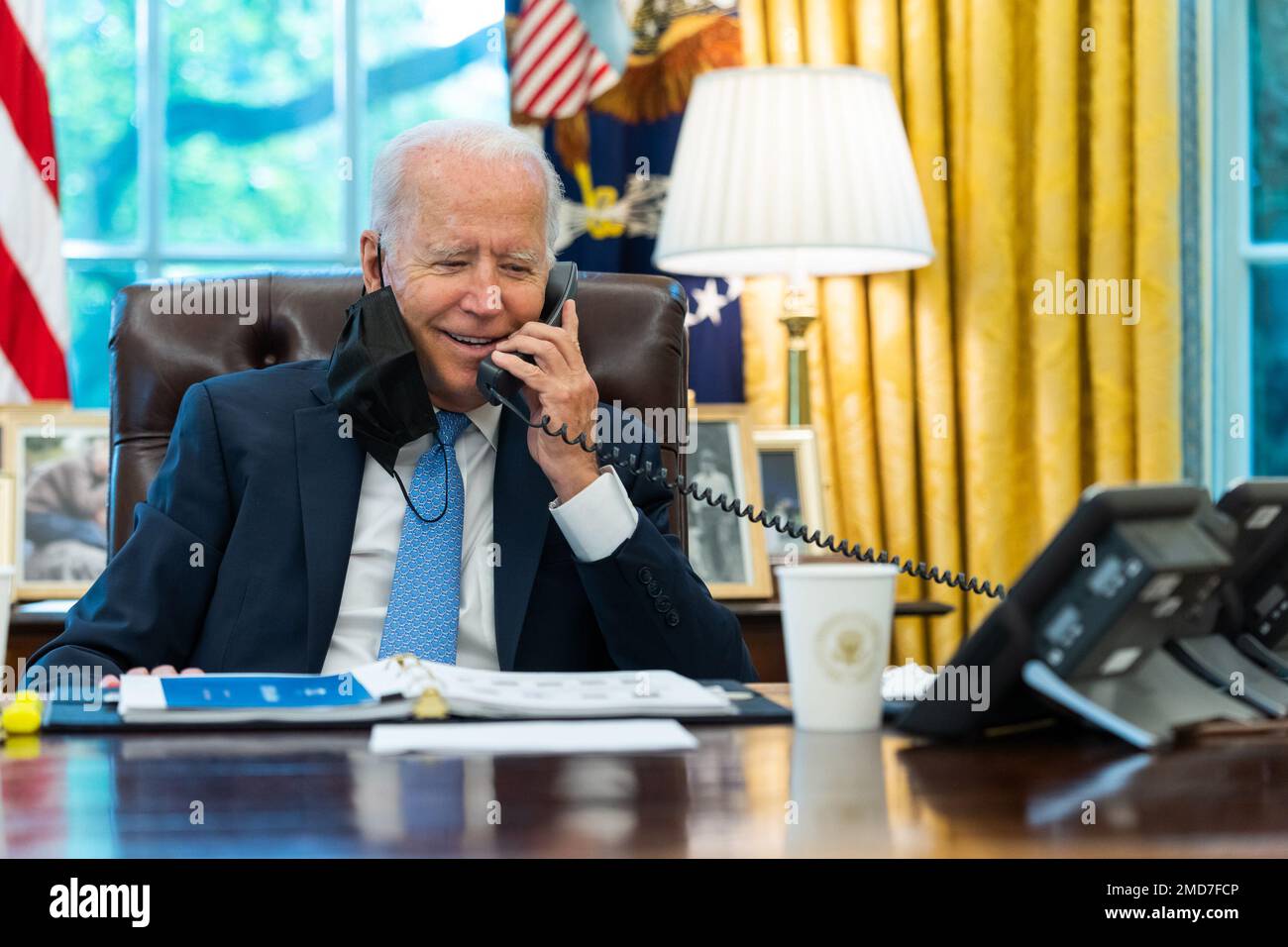 Bericht: Präsident Joe Biden spricht am Telefon mit dem kalifornischen Gouverneur Gavin Newsom über die Rückrufwahlen vom Vortag, Mittwoch, den 15. September 2021, im Oval Office. Stockfoto