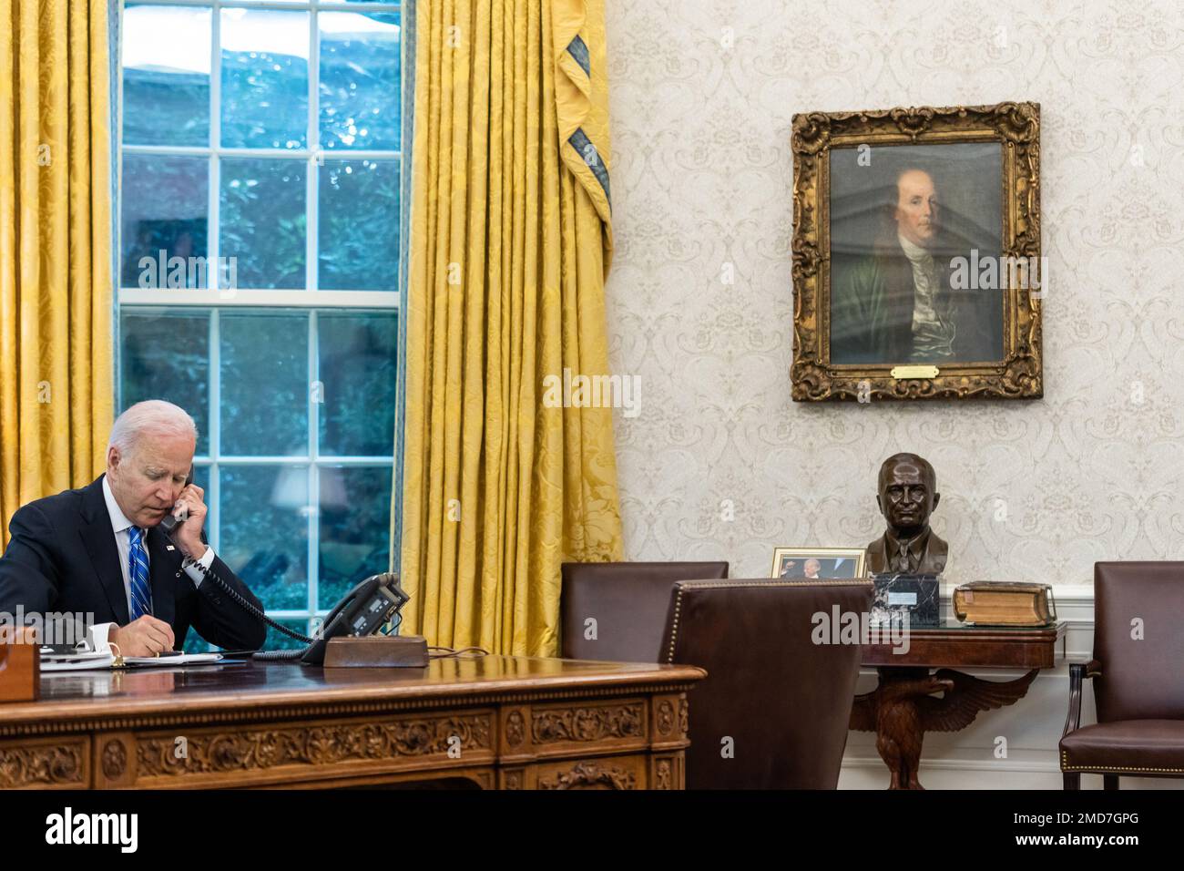 Präsident Joe Biden spricht am Montag, den 2. August 2021, mit First Lady Jill Biden im Oval Office des Weißen Hauses Stockfoto