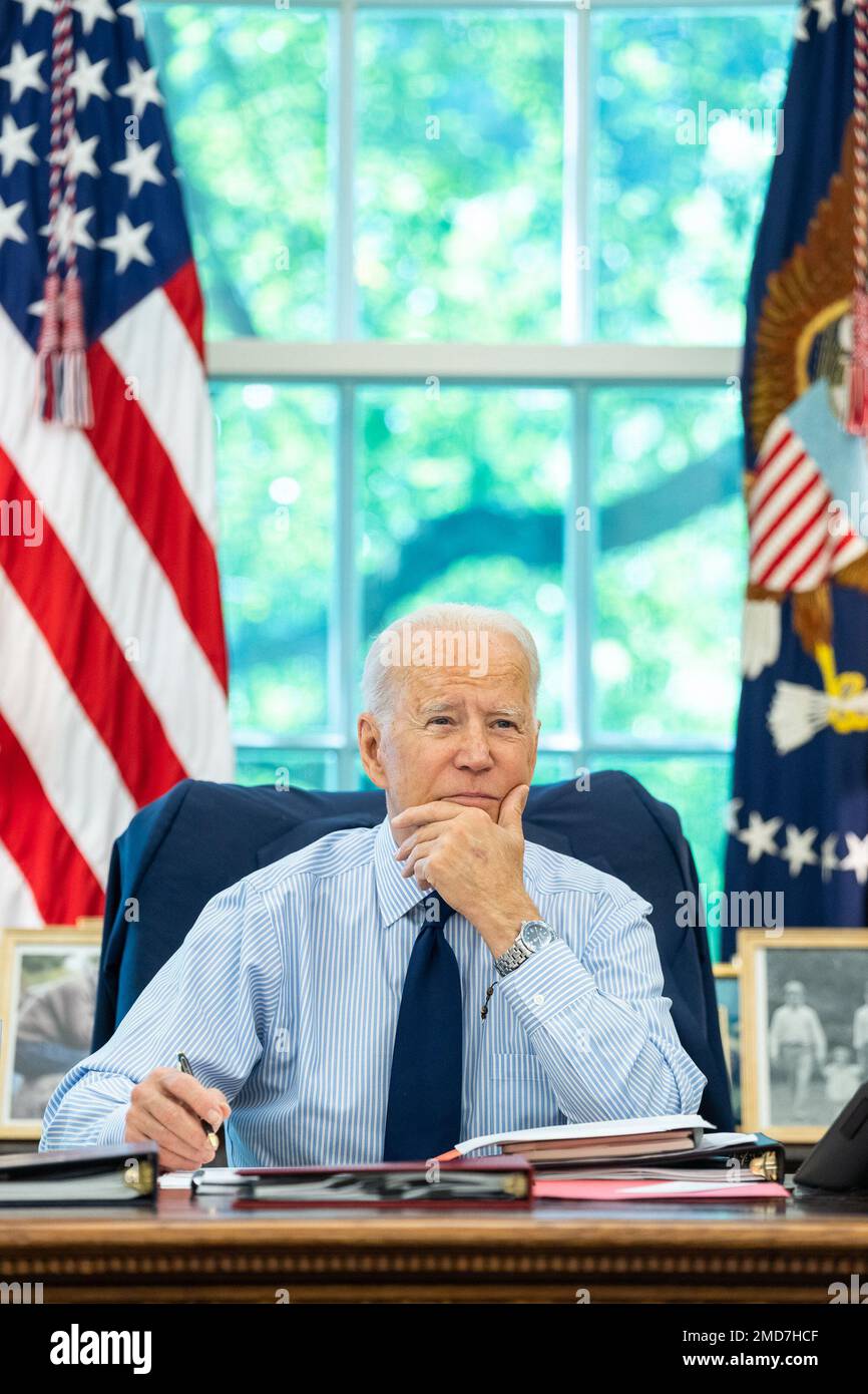 Präsident Joe Biden hört zu, wenn er mit den USA telefoniert Senator Tom Carper, D-Del., während des Kongressgesprächs am Freitag, den 16. Juli 2021, im Oval Office Stockfoto