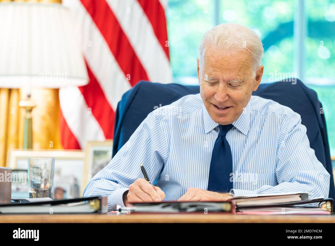 Präsident Joe Biden telefoniert mit den USA Senator Tom Carper, D-Del., während des Wahlgesprächs des Kongresses am Freitag, den 16. Juli 2021, im Oval Office des Weißen Hauses Stockfoto