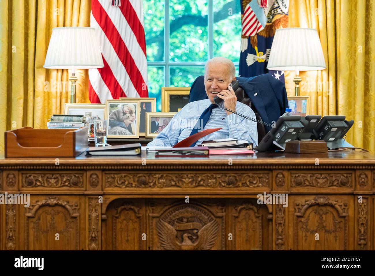 Präsident Joe Biden telefoniert mit den USA Sen. Angus King, I-Maine, während der Wahlzeit des Kongresses am Freitag, den 16. Juli 2021, im Oval Office des Weißen Hauses. Stockfoto