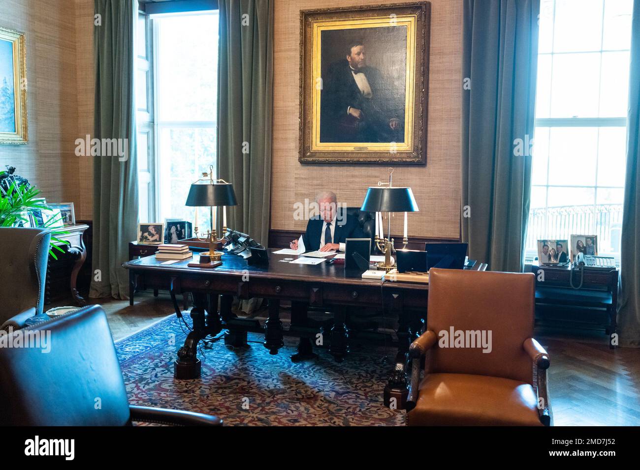 Bericht: Präsident Joe Biden sieht sich seine Notizen am Donnerstag, den 15. Juli 2021, im Vertragszimmer des Weißen Hauses an. Stockfoto