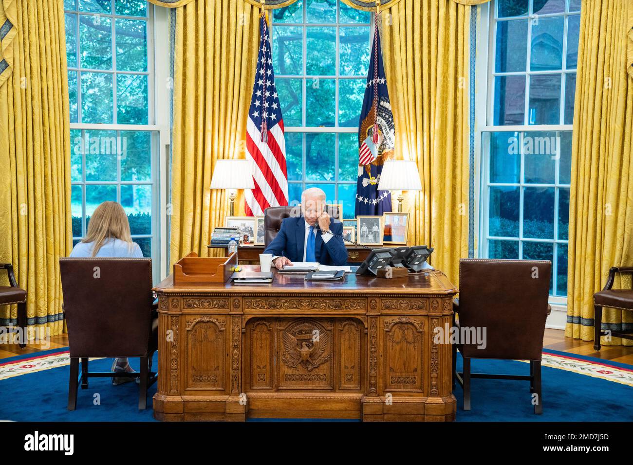 Präsident Joe Biden spricht am Telefon mit James Murray, dem Direktor der USA Secret Service am Montag, den 12. Juli 2021, im Oval Office des Weißen Hauses. Stockfoto