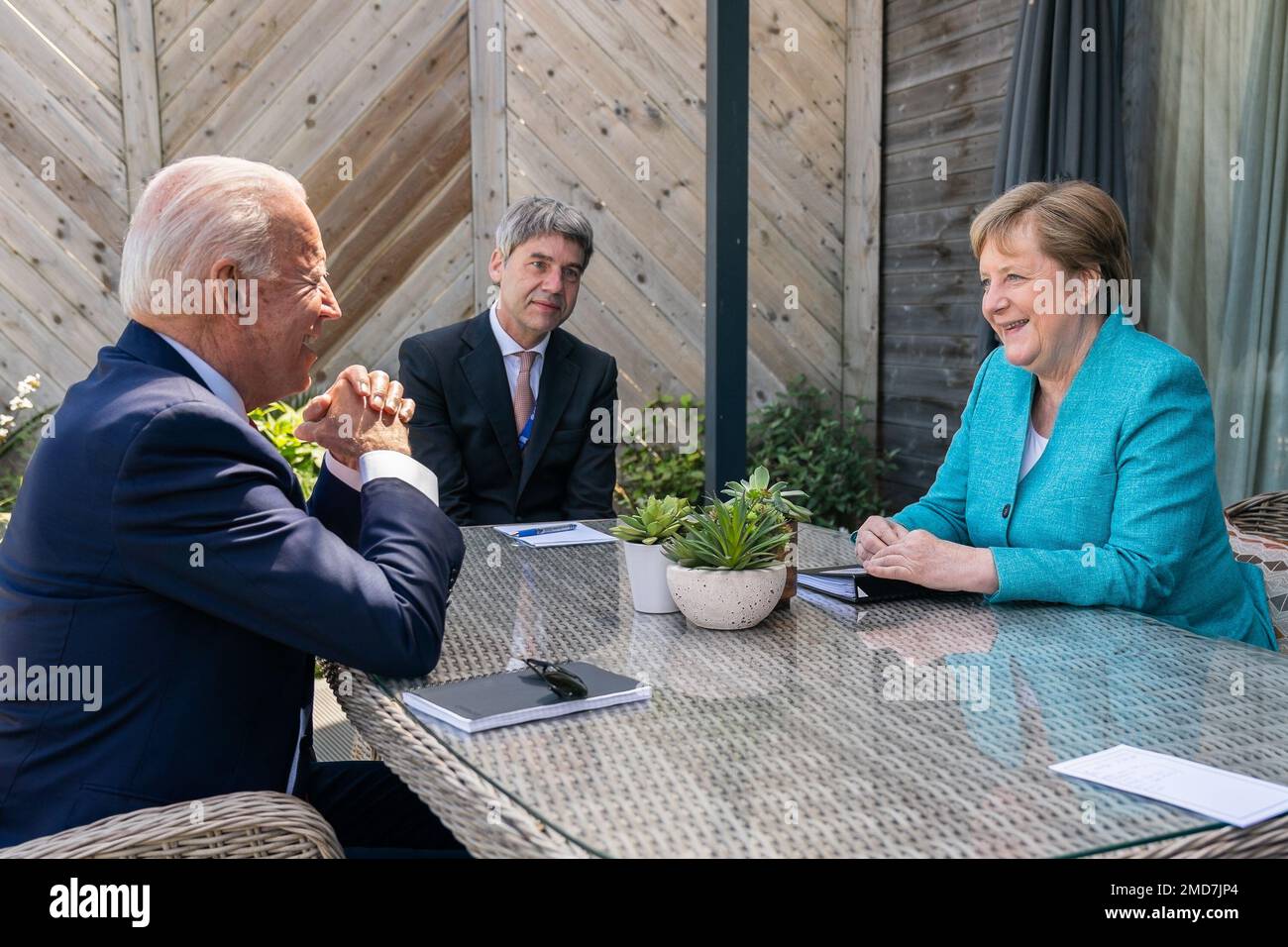 Reportage: Präsident Joe Biden trifft sich während des G7-Gipfels im Carbis Bay Hotel and Estate am Samstag, den 12. Juni 2021 in St. zu einem kurzen Rückzugsgespräch mit Bundeskanzlerin Angela Merkel und ihrem Berater Jan Hecker Ives, Cornwall, England Stockfoto