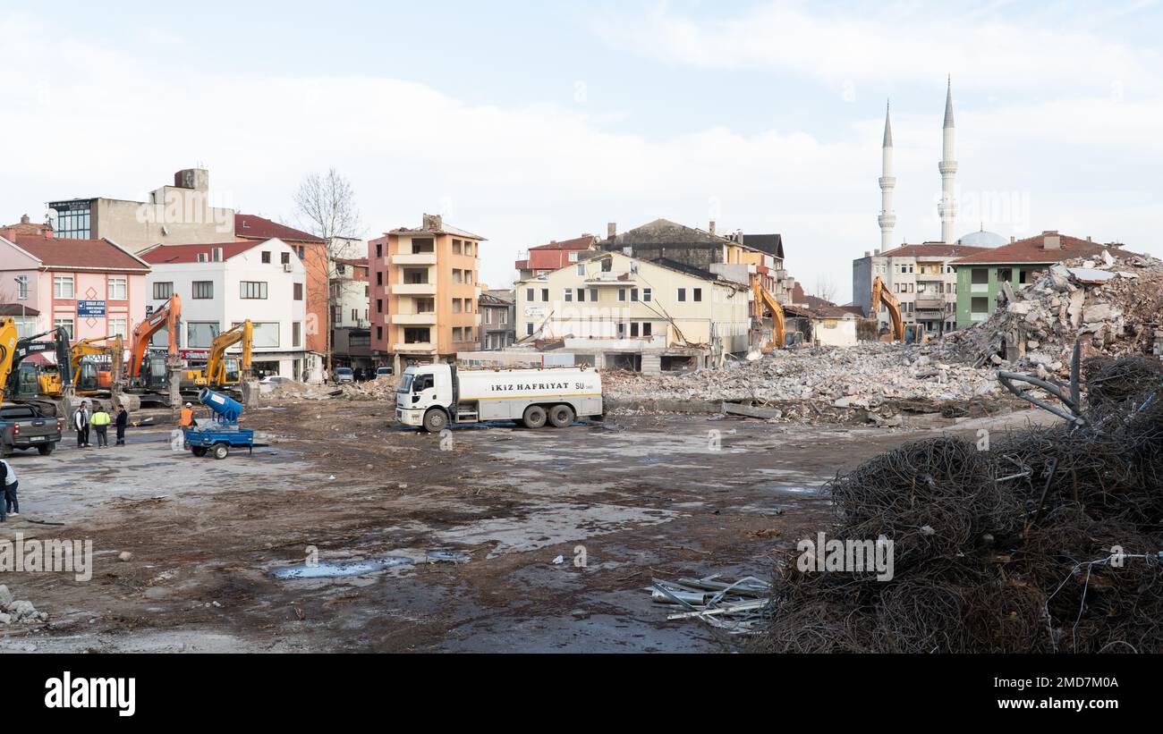 Stadtwandel, der Prozess der Neuentwicklung und Neubelebung städtischer Gebiete. Bagger auf Baustellen zum Abriss alter Gebäude. Stockfoto