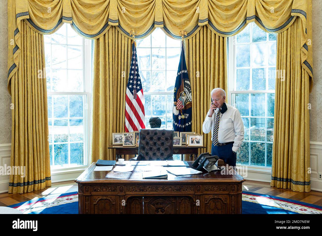 Bericht: Präsident Joe Biden spricht am Freitag, den 22. Januar 2021, im Oval Office des Weißen Hauses mit dem mexikanischen Präsidenten Andrés Manuel López Obrador am Telefon. Stockfoto