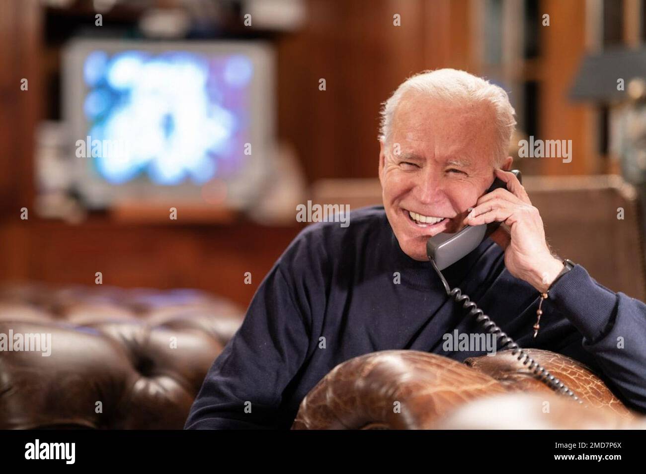 Reportage: Präsident Joe Biden spricht am Telefon mit Mitgliedern der Streitkräfte, die an Super Bowl LV Watch Parties in Kabul und an Bord der USS Nimitz Sonntag, 7. Februar 2021, im Lake House in Wilmington, Delaware, teilnehmen Stockfoto