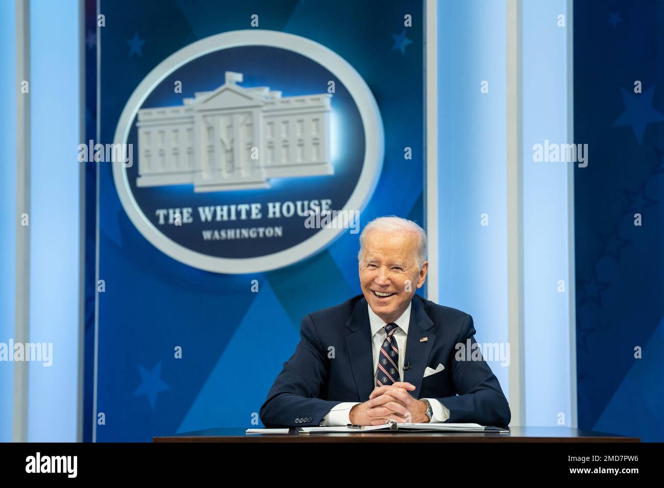 Reportage: Präsident Joe Biden nimmt am Dienstag, den 22. Februar 2022, an einem Rundtischgespräch über die Sicherung kritischer Mineralien für eine Zukunft Made in America im South Court Auditorium im Verwaltungsgebäude von Eisenhower Teil Stockfoto