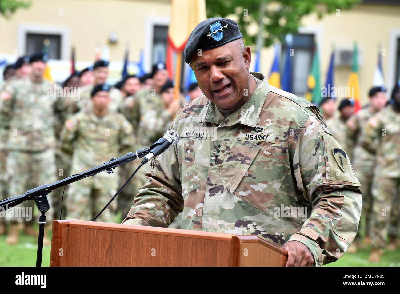 General Darryl Williams, Kommandeur der USA Army Europe & Africa spricht das Publikum in den USA an Army Southern European Task Force, Africa Change of Command Ceremony in Caserma Ederle in Vicenza, Italien, 14. Juli 2022. Stockfoto