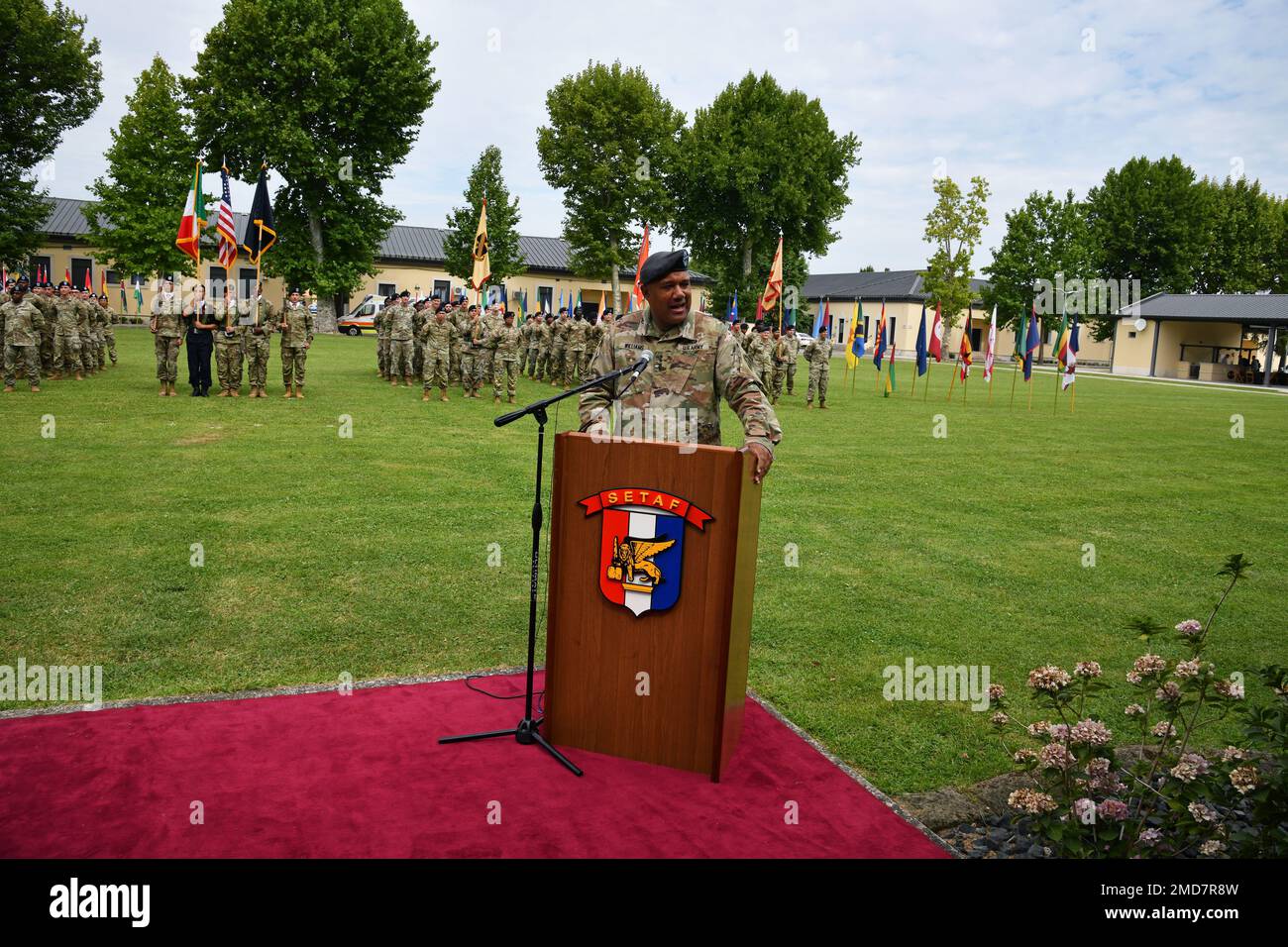 General Darryl Williams, Kommandeur der USA Army Europe & Africa spricht das Publikum in den USA an Army Southern European Task Force, Africa Change of Command Ceremony in Caserma Ederle in Vicenza, Italien, 14. Juli 2022. Stockfoto