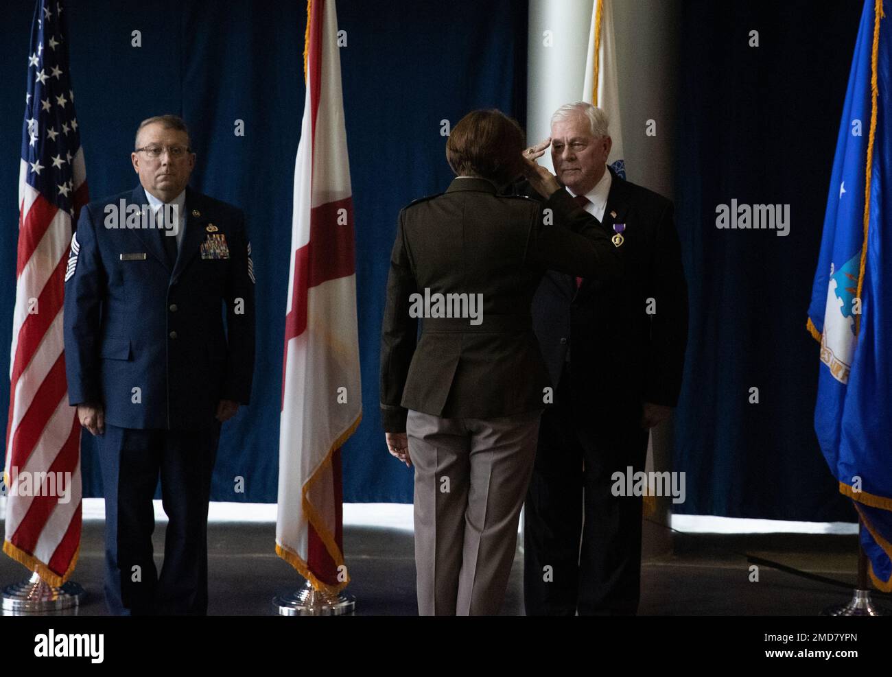 Generalmajor Sheryl Gordon, Adjutant der Nationalgarde Alabama, steckt das Purple Heart Metal an den pensionierten Oberstleutnant David Hartline im Joint Force Hauptquartier der Nationalgarde Alabama, 14. Juli 2022. (Militärfoto von Staff Sergeant William Frye). Stockfoto