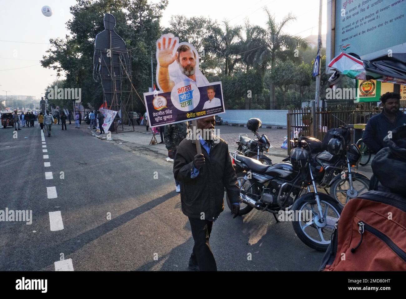 Neu-Delhi, Neu-Delhi, Indien. 24. Dezember 2022. Der von Rahul Gandhi angeführte Bharat Jodo Yatra des Kongresses legte einen etwa 23 km langen Abschnitt in Delhi zurück, der von der Grenze zu Badarpur, wo er von Haryana in die Stadt eindringt, begann und am Roten Fort gipfelte, mit einer zweistündigen Pause in Ashram am Nachmittag. Die Route war wie folgt: Nizamuddin, India Gate, ITO, Delhi Gate und Daryaganj. Rahul Gandhi, Kongresspräsident Mallikarjun Kharge, Präsident der MNM sowie der indische Filmschauspieler Kamal Haasan nahmen ebenfalls an dieser Kundgebung in Delhi Teil und sprachen vor den Menschen in Red Fort, Neu-Delhi, Indien Stockfoto