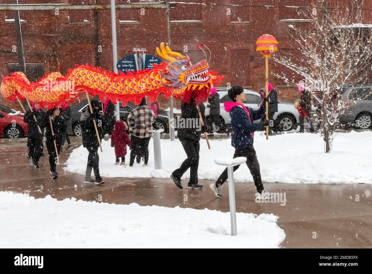 Detroit, Michigan, USA. 22. Januar 2023. Die Michigan Taiwanese American Organization feiert das neue Mondjahr mit einer Parade, Löwentanz und Drachentanz im Valade Park. Kredit: Jim West/Alamy Live News Stockfoto