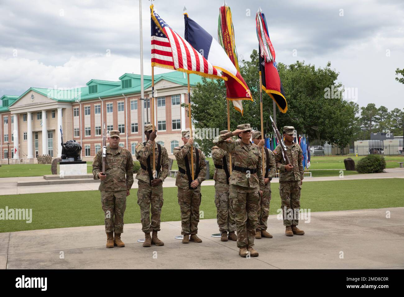 Der 3. Infanterie Division Farbenwächter salutiert während einer Gedenkfeier zum Bastille Day im Alwyn Cashe Memorial Garden in Fort Stewart, Georgia, 14. Juli 2022. Der Tag der Bastille, auch bekannt als La fête nationale francaise oder 14. Juillet in Frankreich, ist der Feiertag, an dem der Fall des Gefängnisses und der Festung Bastille gefeiert wird, ein Ereignis, das der Einleitung der Französischen Revolution und der Abschaffung des Feudalismus zugeschrieben wird. Frankreich ist Amerikas ältester Verbündeter. Die diplomatischen Beziehungen zwischen den USA und Frankreich erstrecken sich über 225 Jahre. Die USA und Frankreich haben sich gemeinsam verpflichtet, Demokratie, Freiheit und zu unterstützen Stockfoto