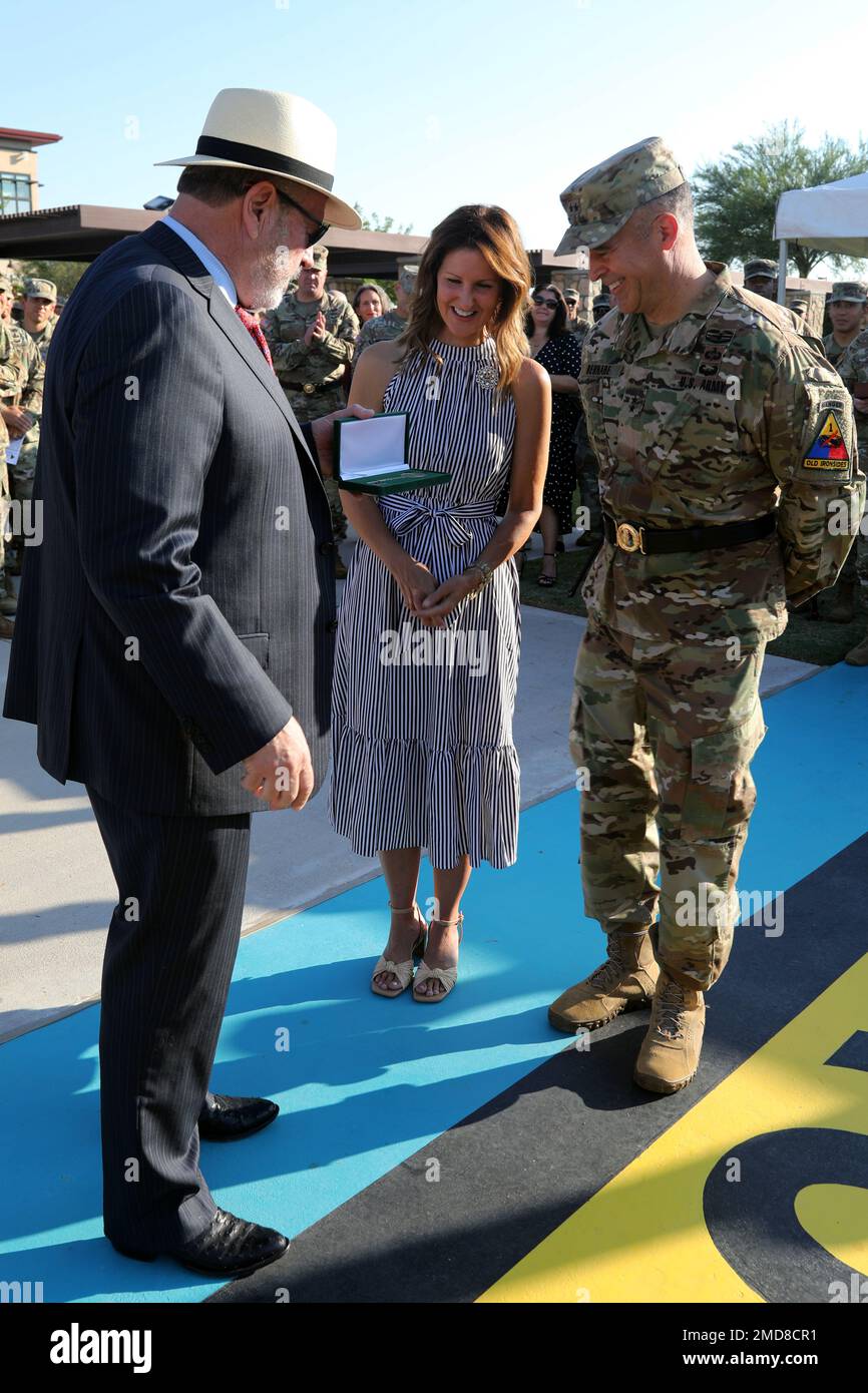 Oscar Leeser, Bürgermeister von El Paso, Texas, präsentiert Major General Sean C. Bernabe, den scheidenden Befehlshaber der 1. Panzerdivision, und seine Frau Jayne Bernabe den Schlüssel zur Stadt während einer Preisverleihung vor der Zeremonie zum Kommandowechsel am 14. Juli 2022 in Fort Bliss, Texas. Bernabe war seit September 2020 Divisionskommandeur und ranghoher Befehlshaber der Mission Fort Bliss und erhielt diese Auszeichnung für sein Engagement für die Beziehung zwischen der Stadt El Paso und Fort Bliss. Stockfoto