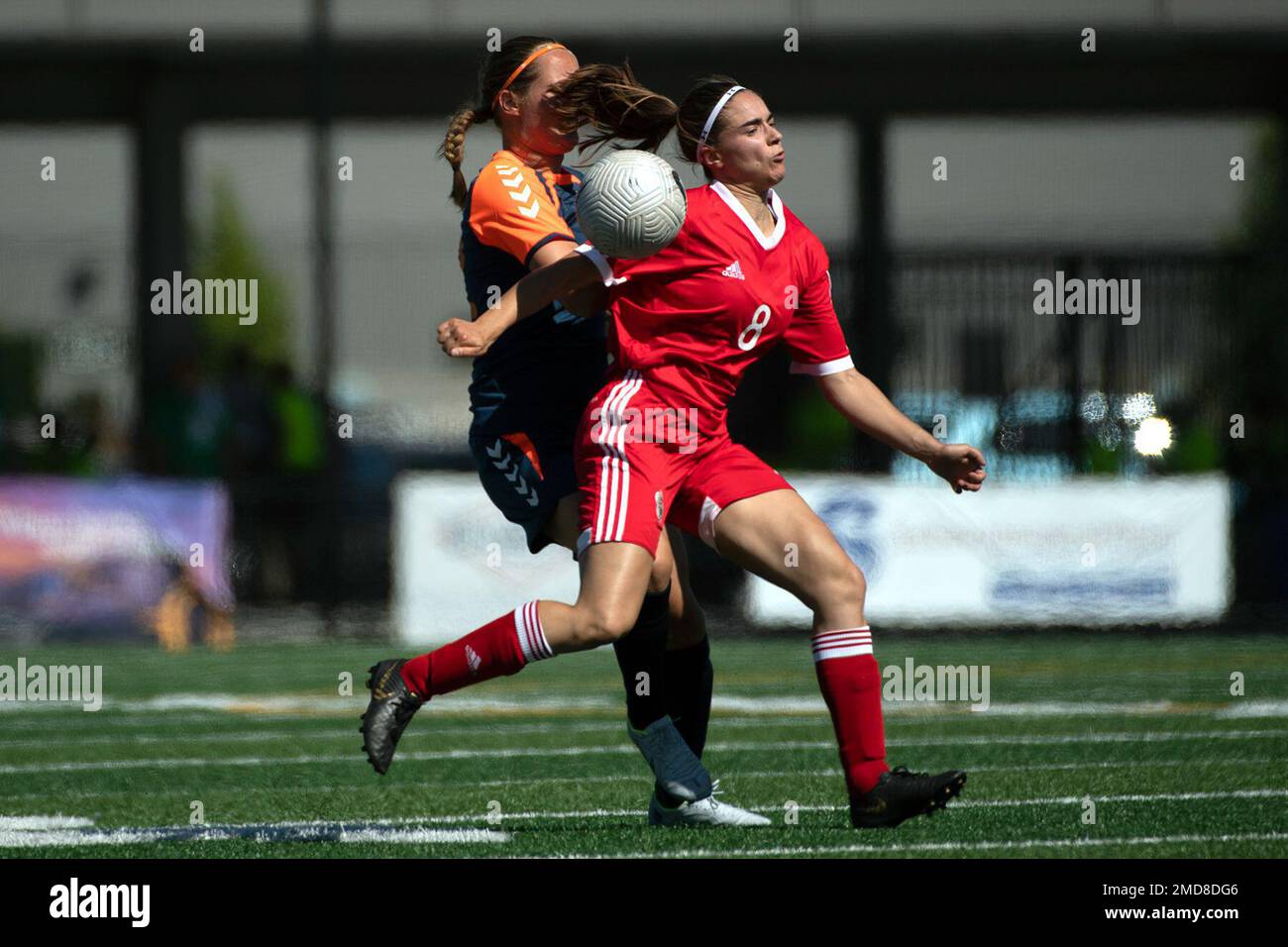 Kanadas Emile Cote stiehlt während der 13. CISM (International Military Sports Council) World Military Women’s Football Championship in Meade, Washington, am 14. Juli 2022 einen Ball gegen das Team Netherlands. (DoD-Foto von EJ Hersom) Stockfoto