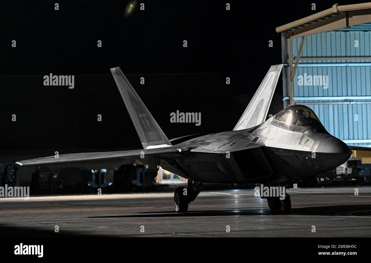 Ein F-22 Raptor-Taxi auf der Fluglinie während einer Nachtoperation mit der roten Flagge am Nellis Air Force Base, Nevada, 13. Juli 2022. Der 1. Fighter Wing ist Amerikas erster Flügel und verteidigt sein Vermächtnis, indem er es ihren Kriegern ermöglicht, ihre Kampfbereitschaft aufrechtzuerhalten und die Joint Force durch Training auf der Red Flag 22-3 zu schützen. Stockfoto