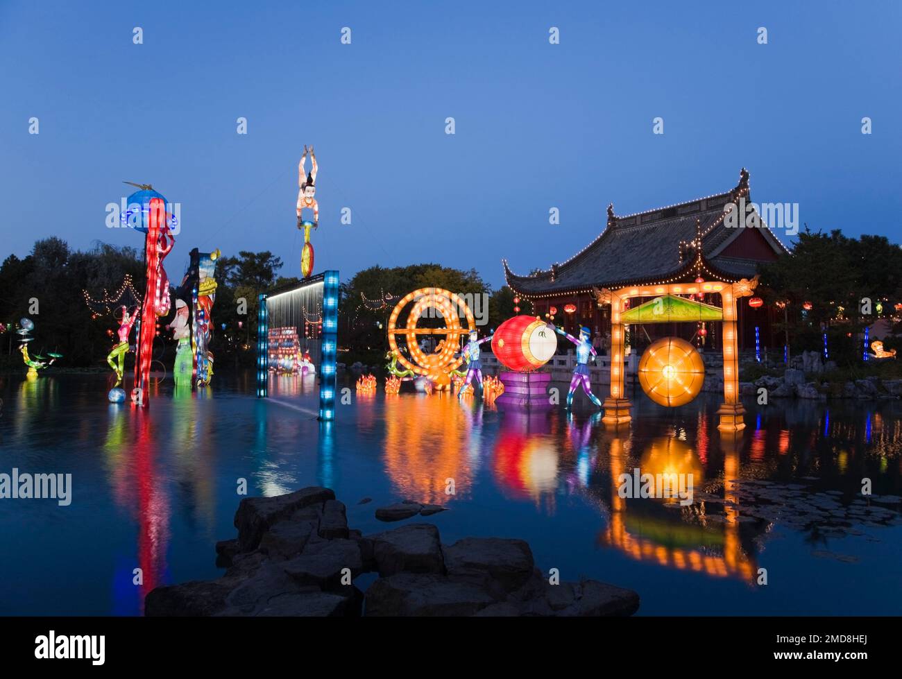 Ausstellung „The Magic of Lanterns“ im Chinesischen Garten in der Abenddämmerung, Montreal Botanical Garden, Quebec, Kanada. Stockfoto