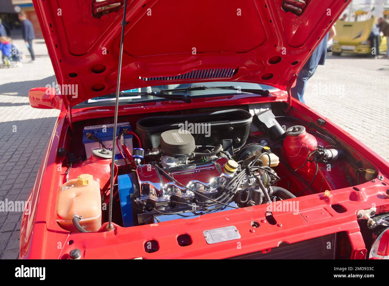 Ford Escort aus dem 1990er mit geöffneter Motorhaube zeigt neben anderen wichtigen Elementen für den Betrieb des Fahrzeugs auch den Motor Stockfoto