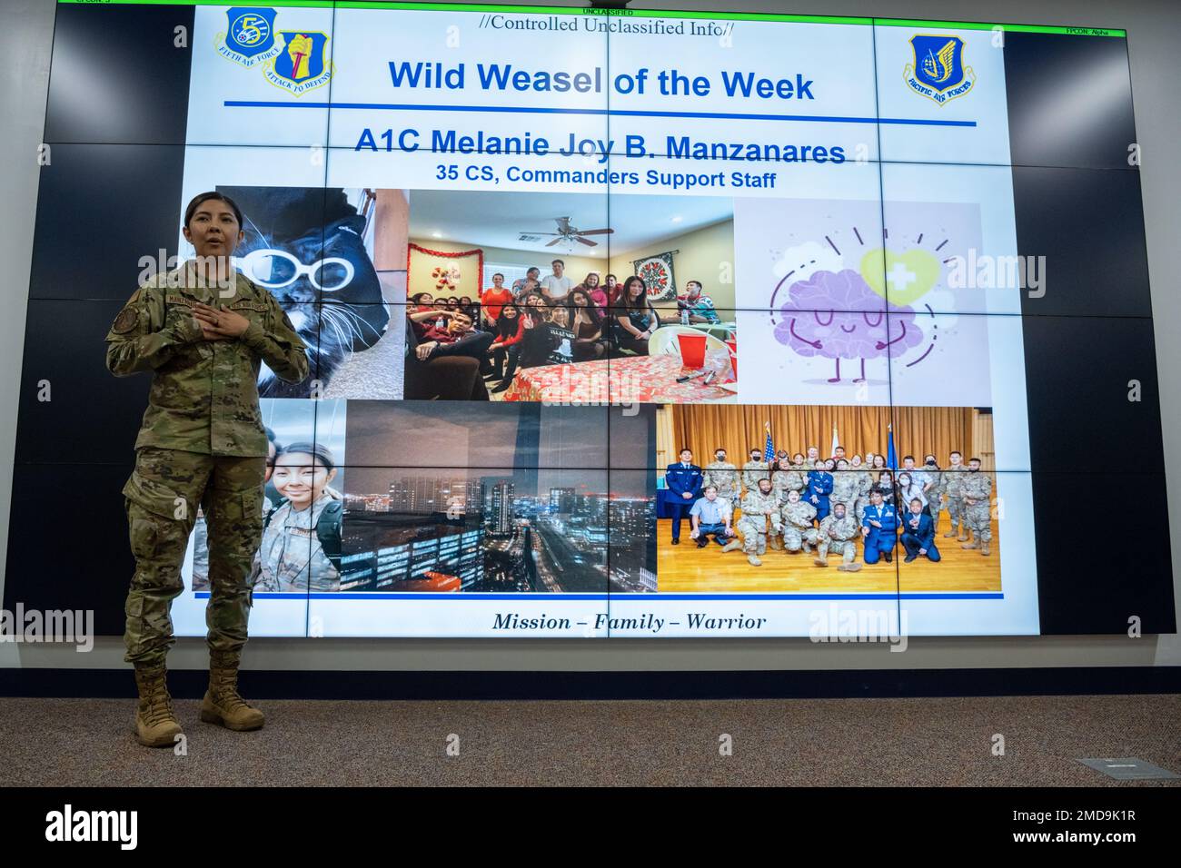 USA Air Force Airman 1. Class Melanie Manzanares, 35. Communications Squadron Commander Support Staff Administrator, stellt sich dem Publikum vor, bevor sie am 14. Juli 2022 auf dem Luftwaffenstützpunkt Misawa, Japan, mit dem Wild Weasel der Woche ausgezeichnet wird. Manzanares ist aus Honolulu, Hawaii, und liebt Gesang, darstellende Künste und Horrorfilme. Stockfoto