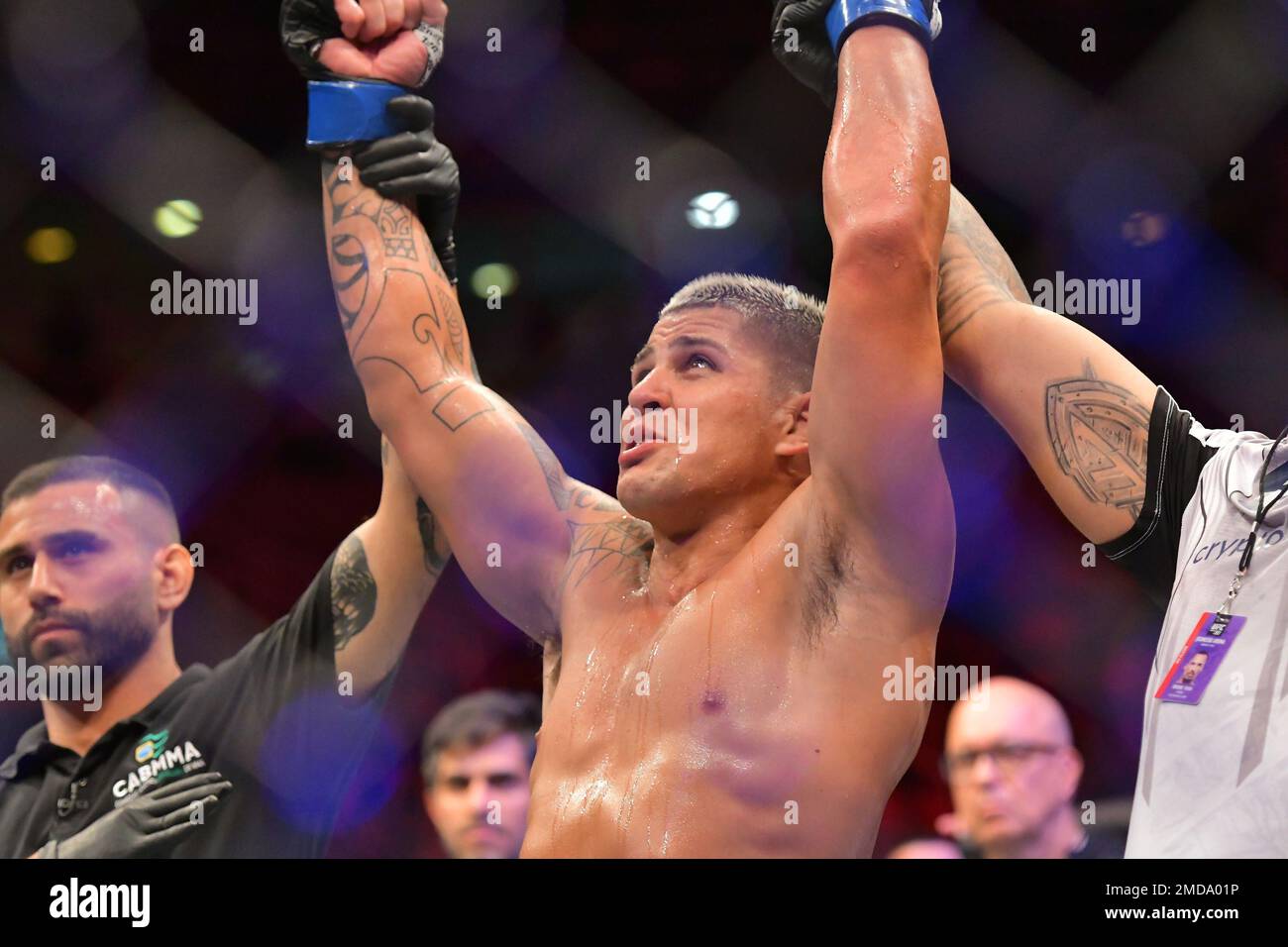 RIO DE JANEIRO, RJ - JANUAR 21: Gregory Rodrigues (rote Handschuhe) kämpft in ihrem Mittelgewichtskampf während der UFC 283-Veranstaltung in der Jeunesse Arena am 21. Januar 2023 in Rio de Janeiro, RJ, Brasilien gegen Brunno Ferreira (blaue Handschuhe). (Foto von Leandro Bernardes/PxImages) Kredit: Px Images/Alamy Live News Stockfoto