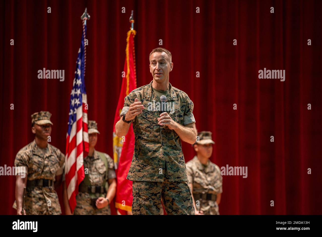 USA Oberstleutnant Clinton Gebke, ankommender Befehlshaber, Hauptquartier-Bataillon, Ausbildungskommando Marine Air Ground Task Force, Marine Corps Air Ground Combat Center (MCAGCC), spricht vor dem Publikum während einer Zeremonie zum Kommandowechsel in MCAGCC, Twentynine Palms, Kalifornien, 14. Juli 2022. Oberstleutnant Armando Martinez übergab Gebke das Kommando, ehemaliger Befehlshaber der Communication Strategy and Operations Company, III Marine Expeditionary Force Information Group. Stockfoto