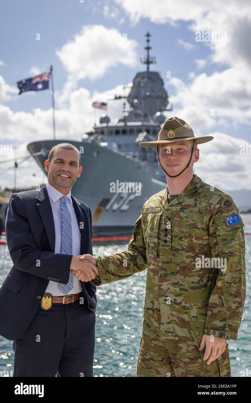 PEARL HARBOR (4. Juli 2022) Naval Criminal Investigative Service Special Agent Justin Smith, Left, und Australian Army Captain Nicholas Wood posieren vor der Royal Australian Navy Freggate HMAS Warramunga (FFH 152) auf der Joint Base Pearl Harbor-Hickam während Rim of the Pacific (RIMPAC) 2022. Von Juni 29 bis August 4 nehmen an der RIMPAC 25.000 Nationen, 38 Schiffe, vier U-Boote, mehr als 170 Flugzeuge und Mitarbeiter auf und um die hawaiianischen Inseln und Südkalifornien Teil. RIMPAC ist die weltweit größte internationale Seefahrt-Übung und bietet eine einzigartige Ausbildungsmöglichkeit Stockfoto