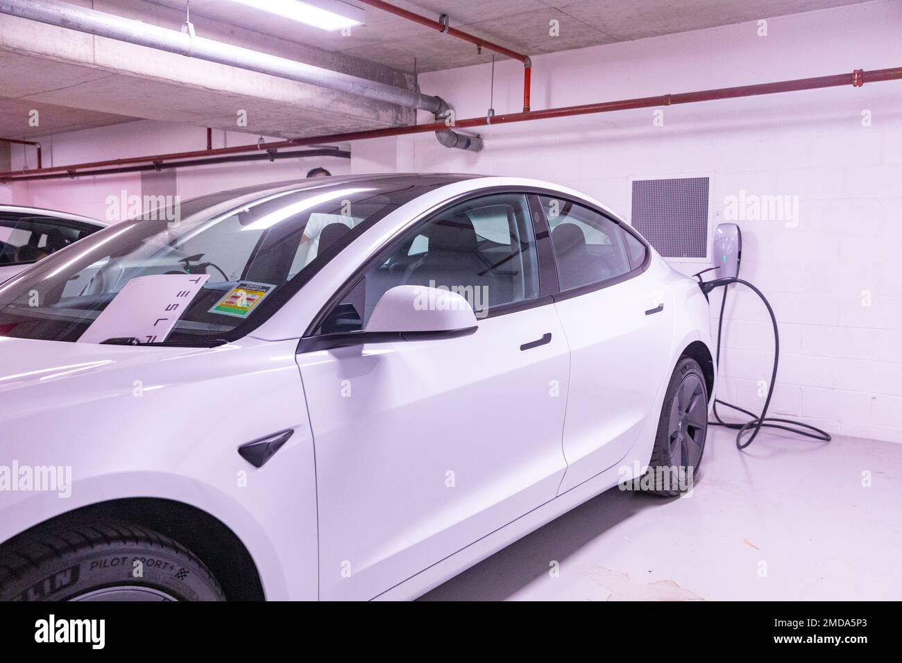 Tesla Model 3, ein brandneues Tesla EV, erwartet vom Besitzer die Abholung des Fahrzeugs und die Express-Übergabe des Fahrzeugs, Sydney, NSW, Australien Stockfoto