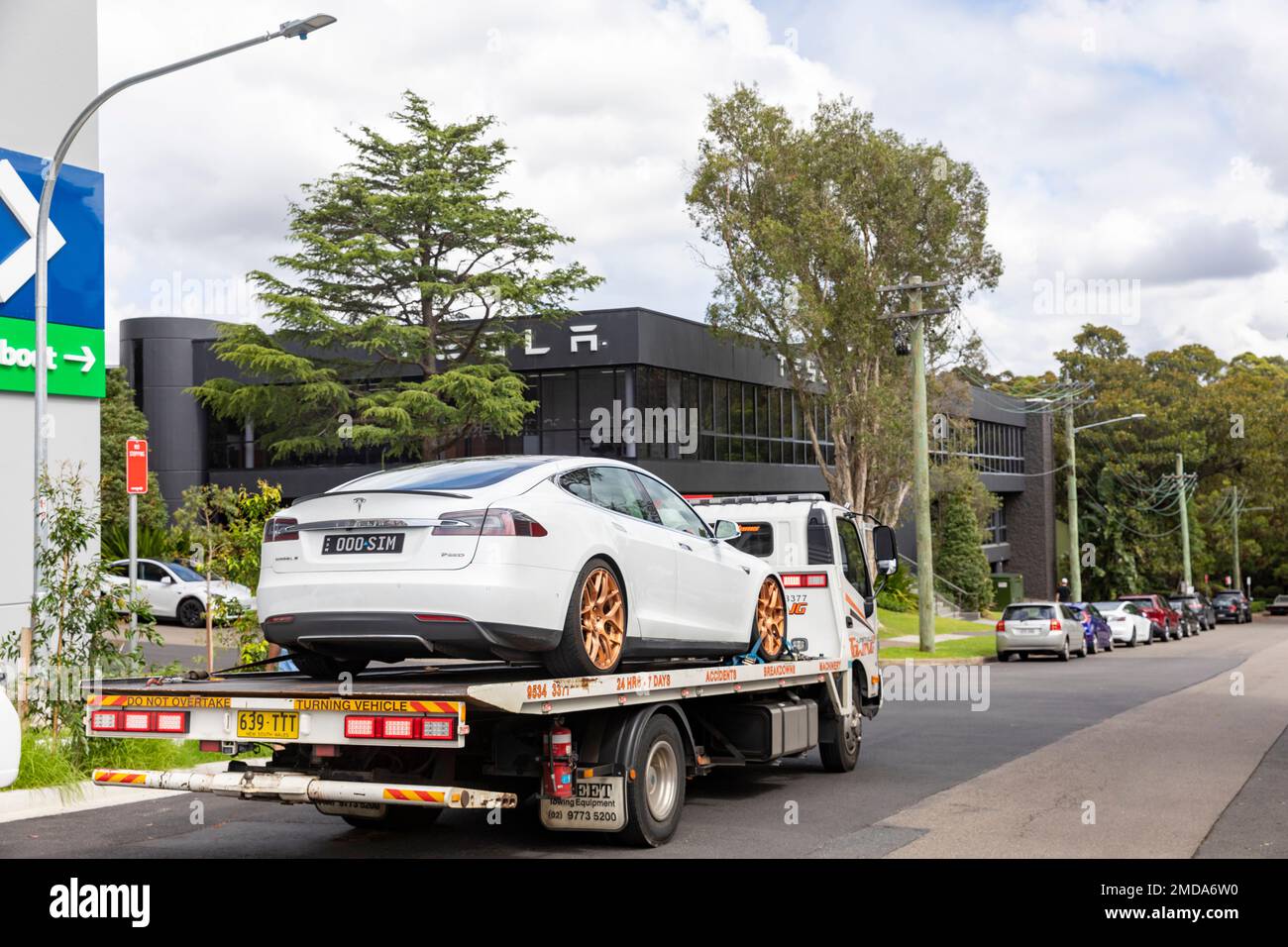Tesla White Model S, Modell 2015, auf einem Abschleppwagen, der am Tesla Showroom in Chatswood, Sydney, NSW, Australien vorbeifährt Stockfoto