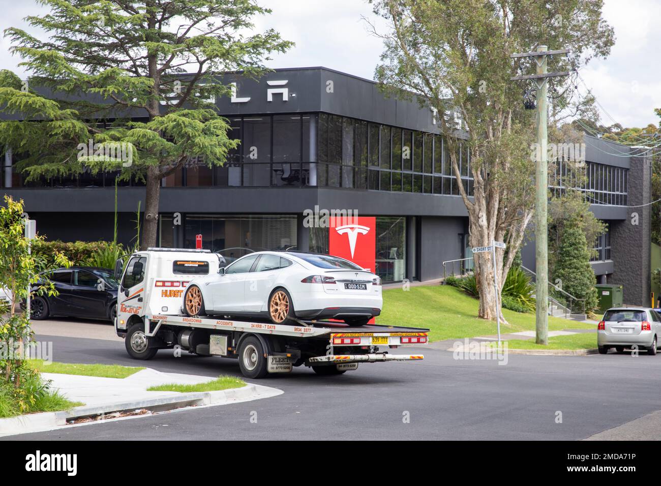 Tesla White Model S, Modell 2015, auf einem Abschleppwagen, der am Tesla Showroom in Chatswood, Sydney, NSW, Australien vorbeifährt Stockfoto