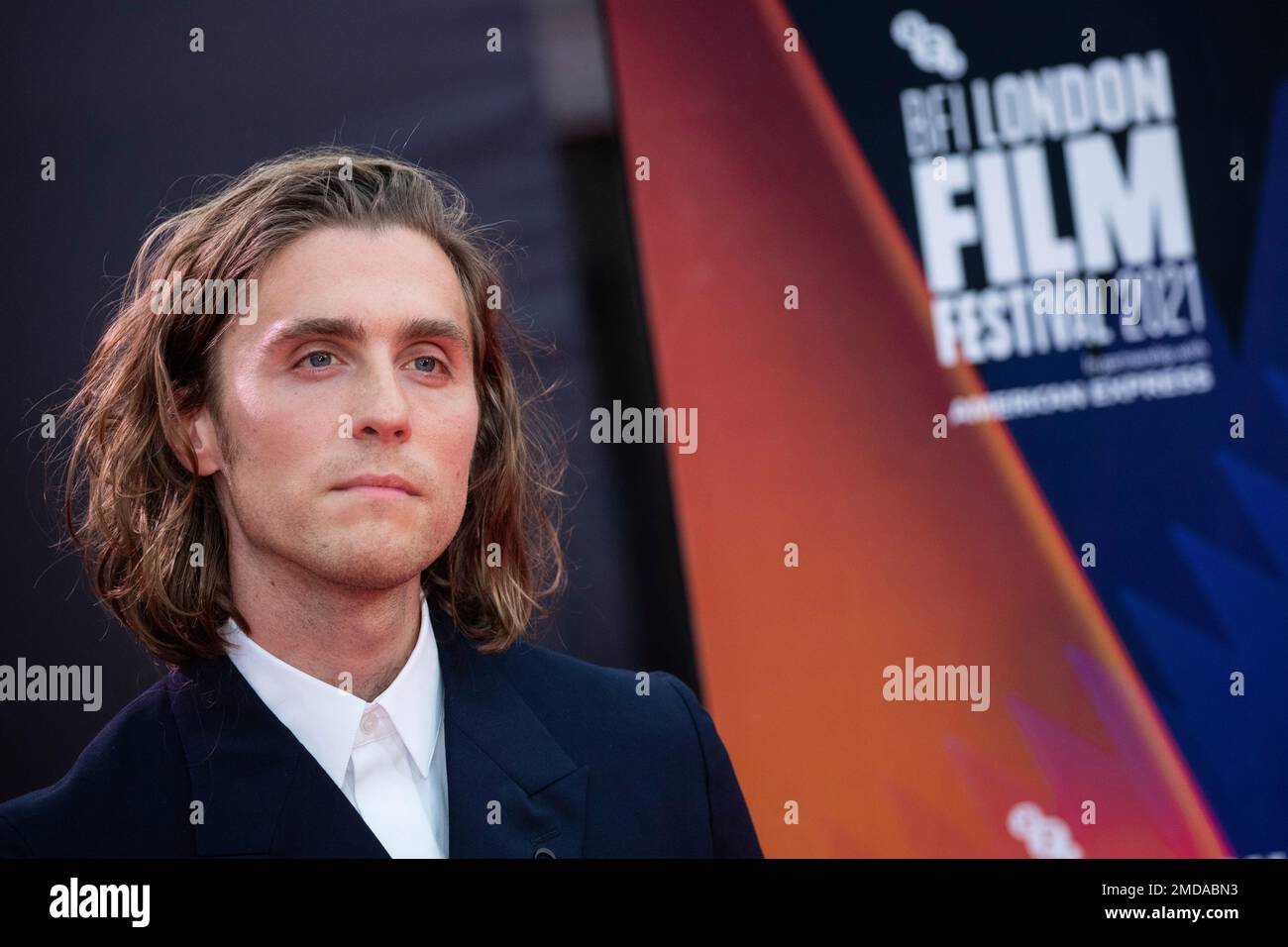 Jack Farthing poses for photographers upon arrival at the premiere of the film 'The Lost Daughter' during the 2021 BFI London Film Festival in London, Wednesday, Oct. 13, 2021. (Photo by Vianney Le Caer/Invision/AP) Stockfoto