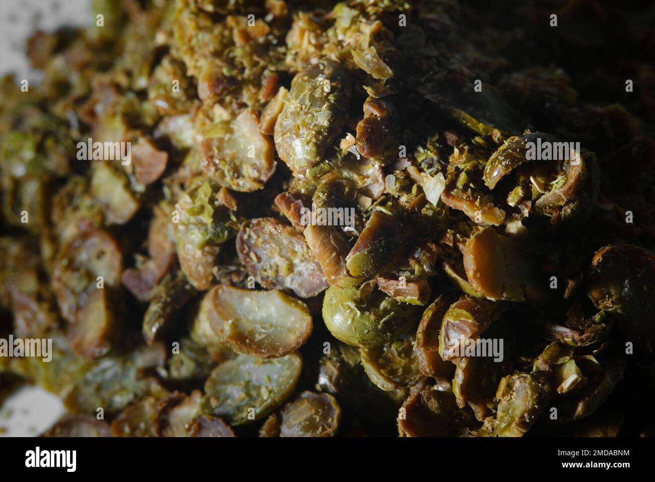 Draufsicht der zerstoßenen gerösteten Edamamabohne Stockfoto