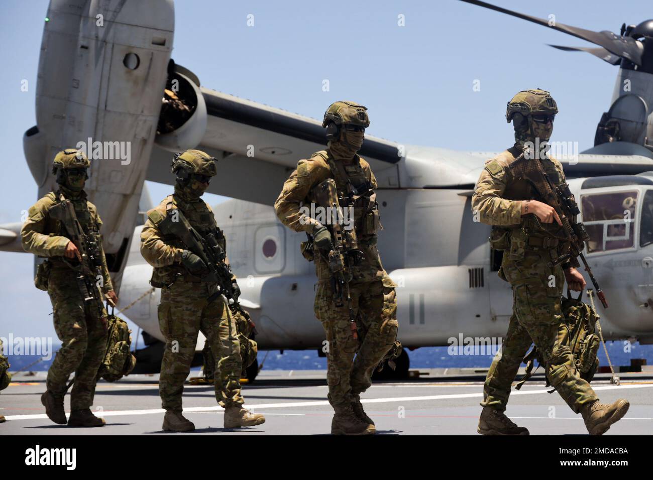 PAZIFIK (14. Juli 2022) Australische Soldaten debardieren aus den USA Marine Corps MV-22 Osprey zugewiesen zu Marine Medium Tiltrotor Squadron 363, Marine Air-Ground Task Force 7, an Bord der Royal Australian Navy Canberra-Class Landing Helikopter Dock HMAS Canberra (L02), Juli 14. Von Juni 29 bis August 4 nehmen an der RIMPAC 2022 26 Nationen, 38 Schiffe, drei U-Boote, mehr als 170 Flugzeuge und 25.000 Mitarbeiter in und um die hawaiianischen Inseln und Südkalifornien Teil. RIMPAC 2022, die weltweit größte internationale Seefahrtschule, bietet eine einzigartige Ausbildungsmöglichkeit und fördert gleichzeitig Stockfoto