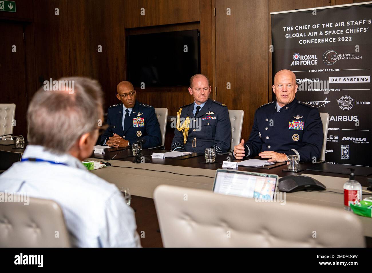 Gen. John W. „Jay“ Raymond, Chief of Space Operations, spricht mit den