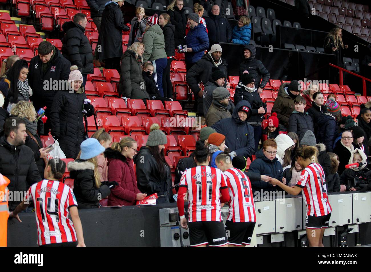 Sheffield, Großbritannien. 23. Januar 2023. Sheffield, England, Januar 22. 2023: Teamspieler von Sheffield United treffen Fans nach Sheffield United gegen Blackburn Rovers - Bramall Lane, Sheffield (Sean Chandler/SPP) Kredit: SPP Sport Press Photo. Alamy Live News Stockfoto