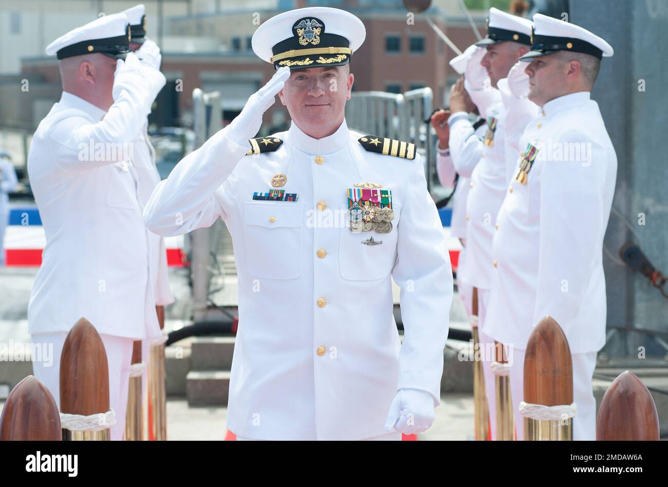 Captain Thomas O'Donnell wird nach der Zeremonie zum Kommandowechsel für das U-Boot-Geschwader 12, die am Freitag, den 15. Juli, an Bord des U-Boots USS Delaware (SSN 791) der Virginia-Klasse auf der Marine-U-Boot-Basis New London in Groton, Connecticut, stattfand, an Land gespült. Kapitän O'Donnell hat Kapitän Matthew Boland als Kommodore des Geschwaders abgelöst. Stockfoto