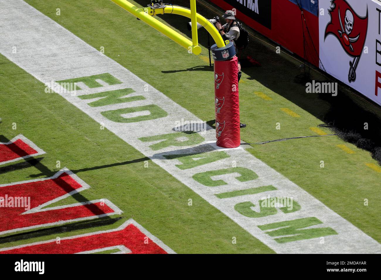 The NFL End Racism logo is painted on the field during a NFL football game, Sunday, Oct. 10, 2021 in Tampa, Fla. (AP Photo/Alex Menendez) Stockfoto