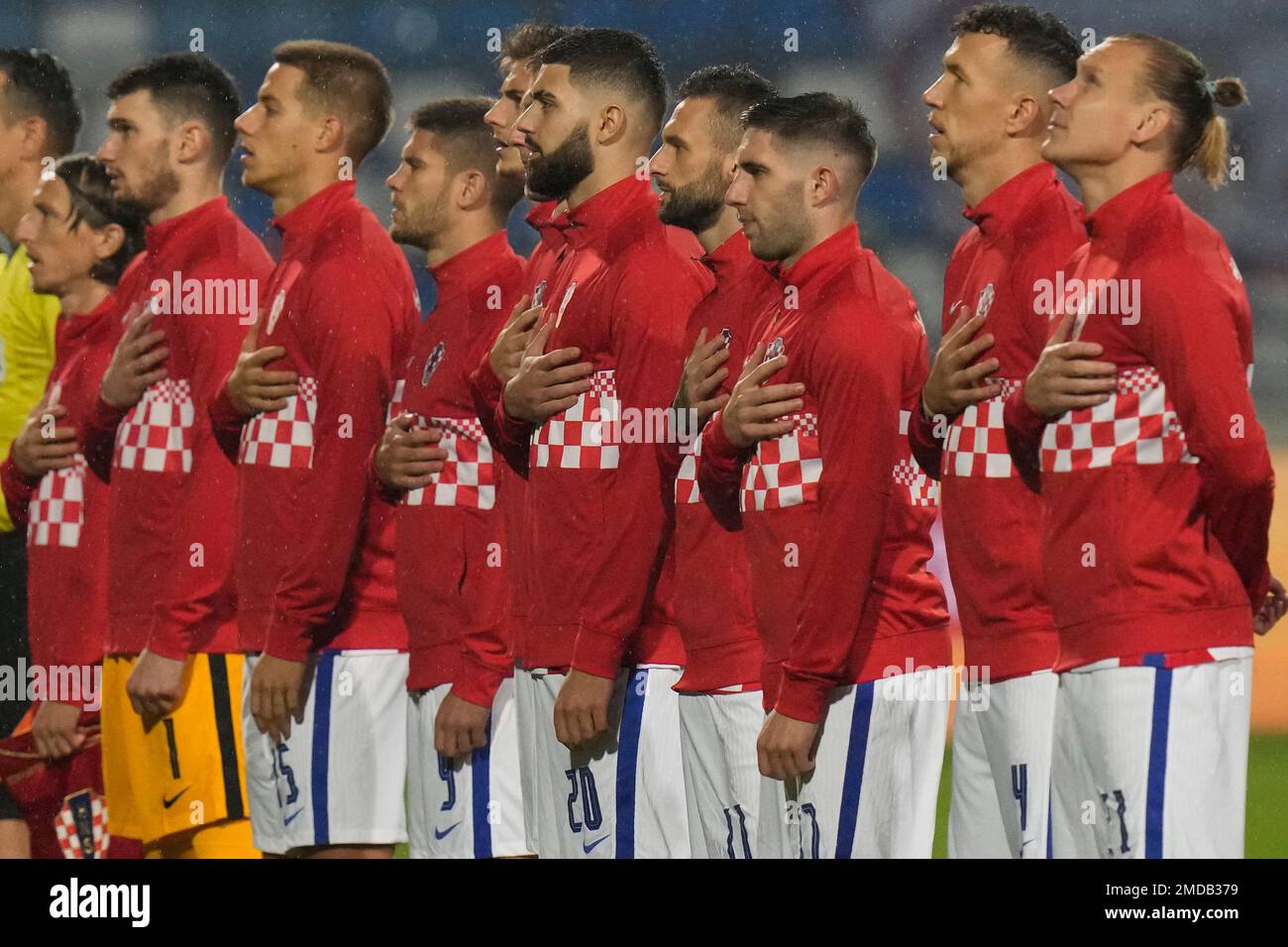 Croatia players sing their national anthem before the World Cup 2022 group H qualifying soccer match between Croatia and Slovakia at the Gradski vrt Stadium in Osijek, Croatia, Monday Oct. 11, 2021. (AP Photo/Darko Bandic) Stockfoto