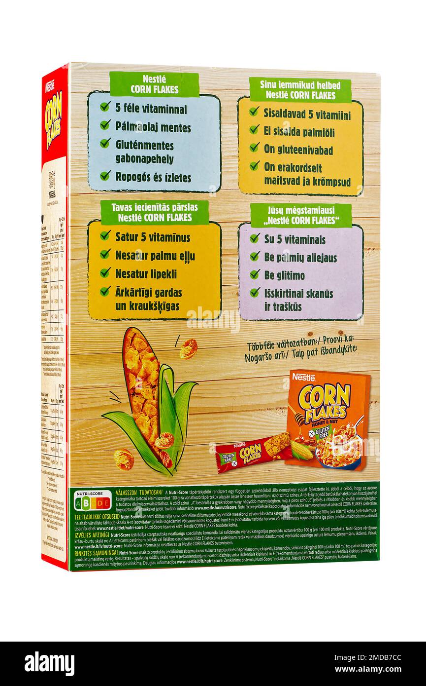 Tallinn, Estland - Januar 2023. Nestle Corn Flakes Frühstückscerealien. Rote Schachtel mit beliebten Frühstücksflocken. Stockfoto