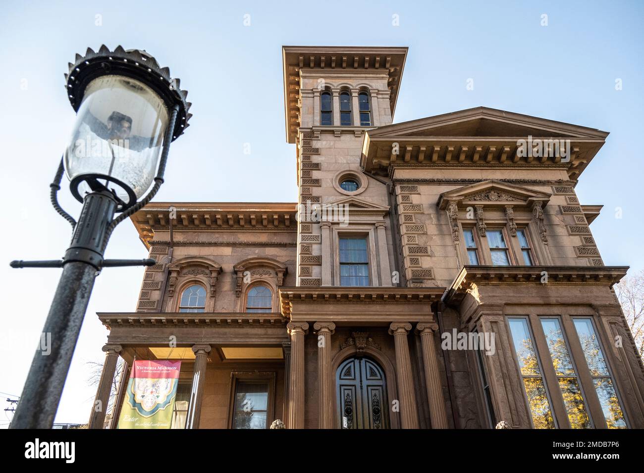 Gaslampe Straßenlaterne und Vorderseite des viktorianischen Herrenhauses Stockfoto