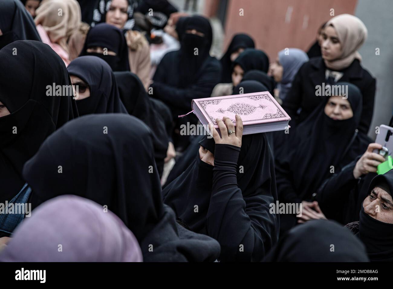 Istanbul, Türkei. 22. Januar 2023. Während der Demonstration hält ein Protestteilnehmer den Heiligen Koran fest. Nach Rasmus Paludan, dem Führer der rechtsextremen politischen Partei Hard Line in Dänemark und auch einem schwedischen Bürger, der den Heiligen Koran in der Nähe der türkischen Botschaft in Stockholm verbrannte, haben die Menschen in der Nähe des schwedischen Konsulats in Beyoglu, Istanbul demonstriert. (Foto: Onur Dogman/SOPA Images/Sipa USA) Guthaben: SIPA USA/Alamy Live News Stockfoto