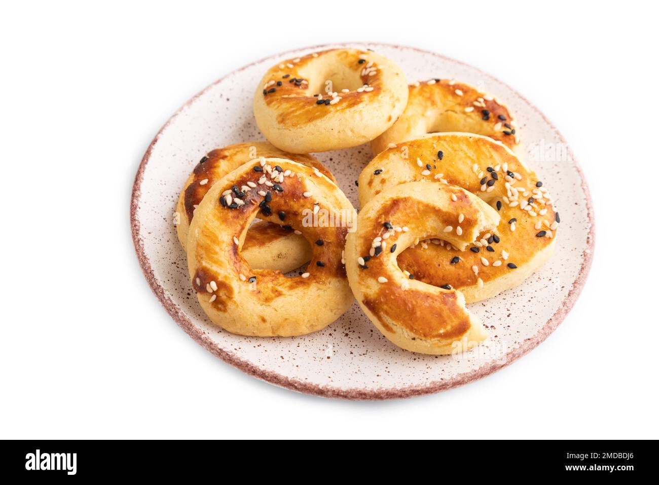 Hausgemachte asiatische gesalzene Kekse isoliert auf weißem Hintergrund. Seitenansicht, Nahaufnahme. Stockfoto