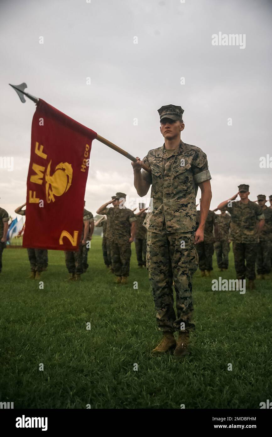 USA Marines mit 2D Marine Division (MARDIV) marschieren die Farben während einer Ruhestandszeremonie für Chief Warrant Officer 5 Joshua S. Smith, 2D MARDIV Gunner, in Camp Lejeune, North Carolina, Juli 15, 2022. Smith geht nach 30 Jahren ehrenwerter Arbeit in den Ruhestand. Stockfoto