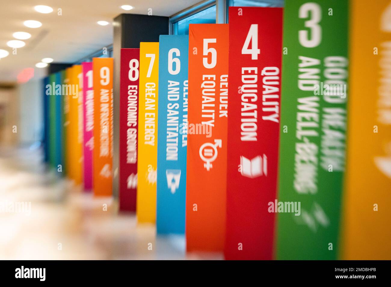 Selektiver Fokus von Bannern mit den Zielen der Vereinten Nationen am UN-Hauptquartier in Manhattan. Stockfoto