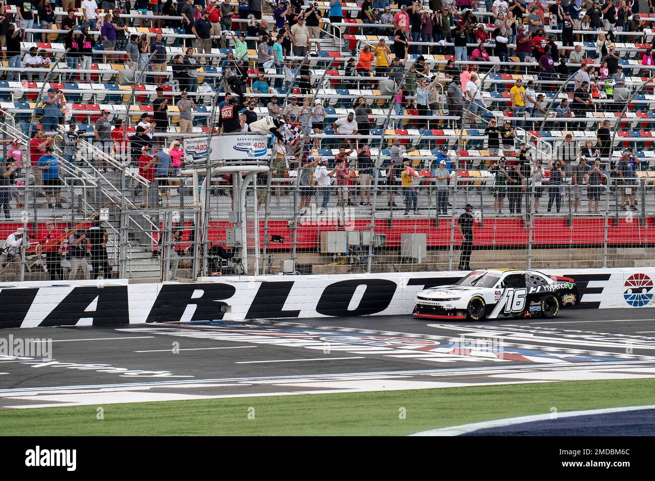 NASCAR Xfinity Series driver AJ Allmendinger (16) takes the checkered flag to win the NASCAR Xfinity auto race at the Charlotte Motor Speedway Saturday, Oct. 9, 2021, in Concord, N.C. (AP Photo/Matt Kelley) Stockfoto