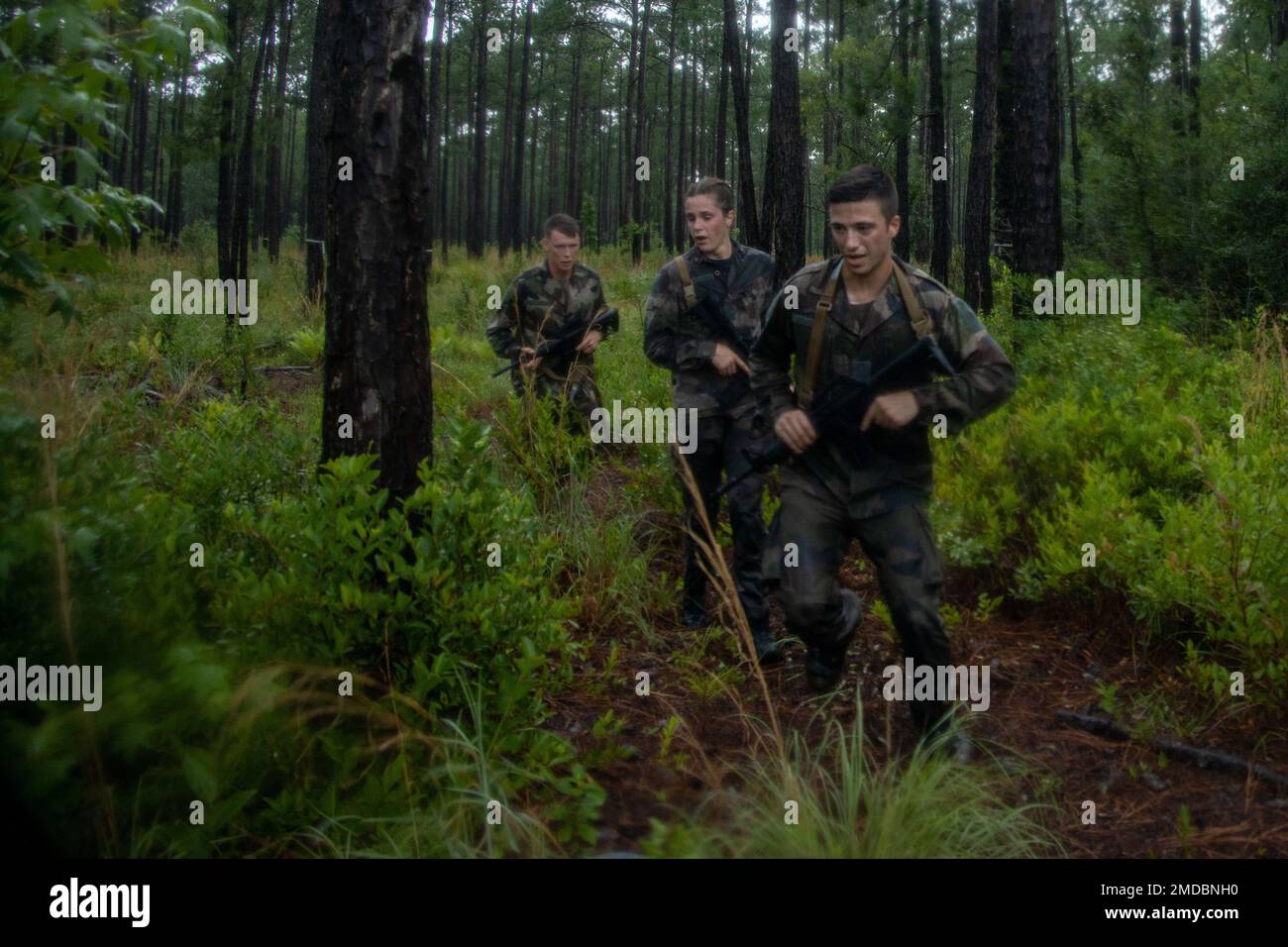 Französische Soldaten erreichen den Endpunkt eines Ausdauerkurses für die Burmesübung im Camp Lejeune, North Carolina, am 15. Juli 2022. Die Mitglieder der NATO-Alliierten nehmen an einem Ausdauer- und Hinderniskurs Teil, um eine stärkere Integration untereinander aufzubauen. Stockfoto