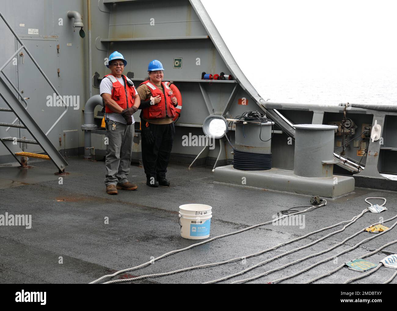 220715-N-OH262-0712 ATLANTISCHER OZEAN (15. Juli 2022)--Beamte, die an Bord der Trockenladung dienen, Munitionsschiff USNS Medgar Evers (T-AKE 13) posieren für ein Foto vor einer laufenden Wiederauffüllung auf See, Juli 15. Stockfoto